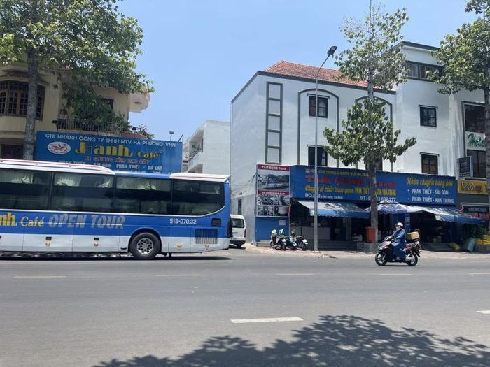 Hai doanh nghiệp vận tải nằm gần nhau trở thành một "bến cóc".