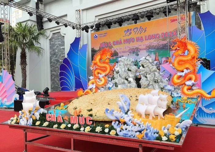 Chiếc chả mực được xem là "Đại sứ ẩm thực" của Quảng Ninh là 1 trong 50 đặc sản nổi tiếng của Việt Nam do trung tâm Sách kỷ lục Việt Nam công nhận.
