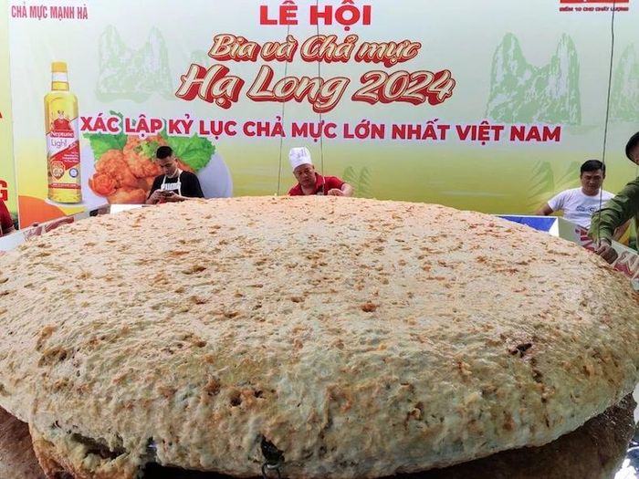 Chiếc chả mực được rán trong bếp siêu to khổng lồ.