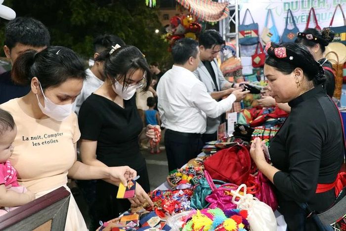 Trưng bày, giới thiệu sản phẩm du lịch, làng nghề với sự góp mặt của hơn 100 gian hàng của tỉnh Tuyên Quang và các tỉnh, thành phố trong cả nước.
