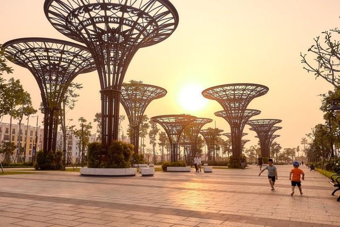 Khu vực trung tâm được trang hoàng với 20 cây trang trí hình trống đồng cùng hệ thống chiếu sáng nghệ thuật theo chủ đề được lập trình sẵn. 