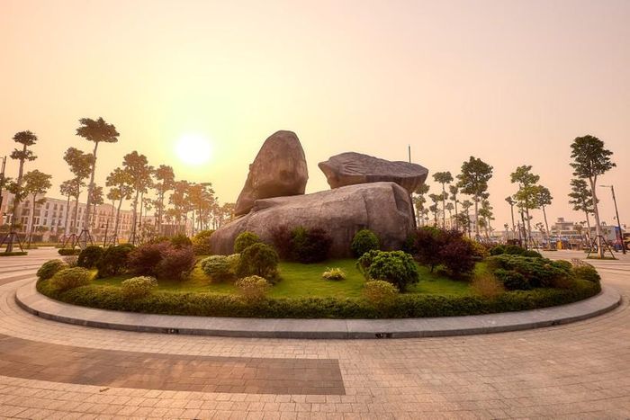Mô hình Hòn Trống Mái bố trí hệ thống đèn chiếu sáng nghệ thuật theo chủ đề được lập trình sẵn, sử dụng bóng đèn led tiết kiệm điện đa màu sắc.
