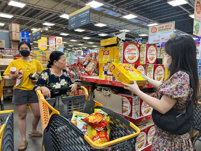 Khách hàng xếp hàng mua sắm.
