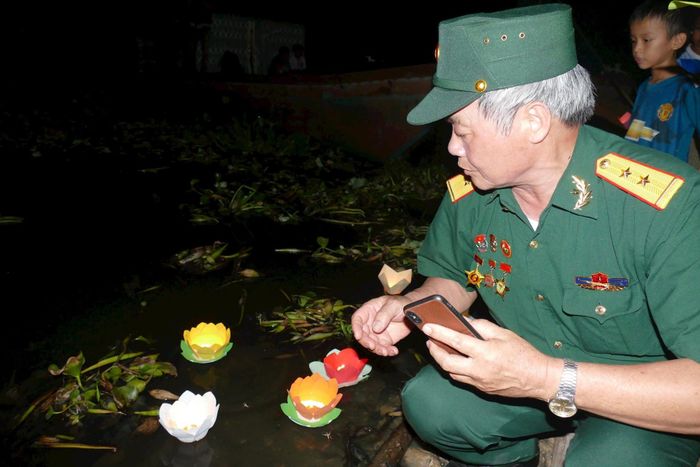 Người cựu binh thả hoa đăng tưởng nhớ đồng đội.