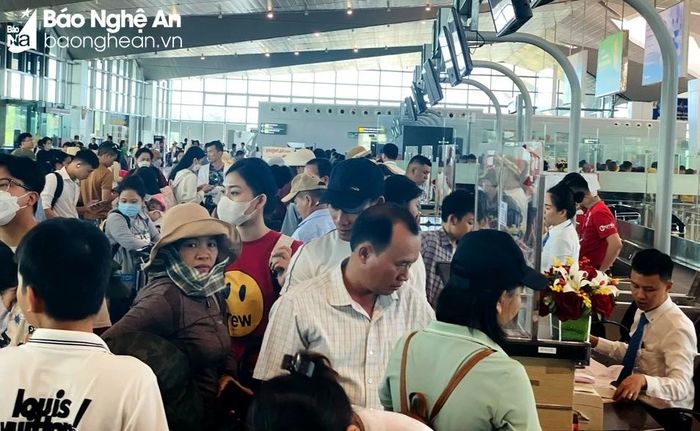  Hành khách xếp hàng làm thủ tục tại Sân bay Vinh. Ảnh: Quang An 