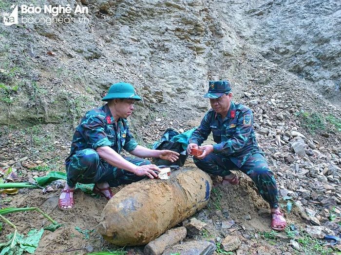  Cán bộ ban Công binh Bộ Chỉ huy Quân sự tỉnh tiến hành tra lắp đồ dùng gây nổ để tiến hành hủy nổ quả bom. Ảnh: Trọng Kiên 