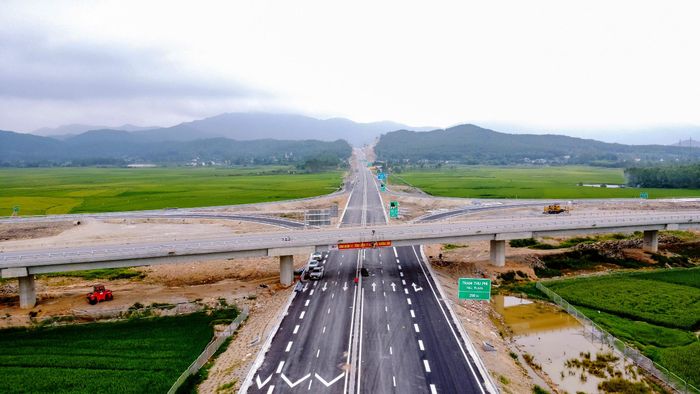  Sau khi cao tốc được thông xe, việc di chuyển từ TP.Vinh đến Hà Nội chỉ hơn 3 giờ đồng hồ, nhanh hơn nhiều so với di chuyển trên Quốc lộ 1A trước đây. Ảnh: P.V 