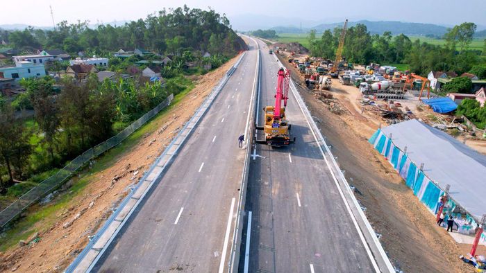  Theo đó, dự án sẽ thông xe khoảng 30 km từ nút giao Quốc lộ 7 (xã Diễn Cát, huyện Diễn Châu) đến nút giao Quốc lộ 46B (xã Hưng Tây, huyện Hưng Nguyên) ở Nghệ An. Cho đến sáng nay (27/4), đơn vị thi công đang kiểm tra các hạng mục cuối cùng. Ảnh: P.V 