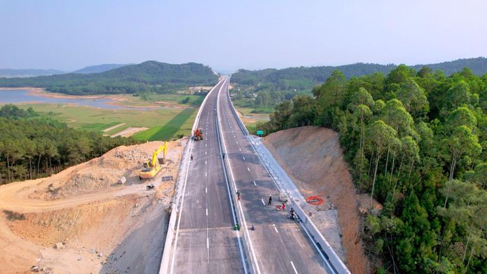  Các đơn vị thi công đang khẩn trương hoàn thiện những hạng mục cuối như vạch sơn kẻ đường, tôn lượn sóng, lưới chống chói, hệ thống biển báo giao thông và hàng rào. Ảnh: P.V 