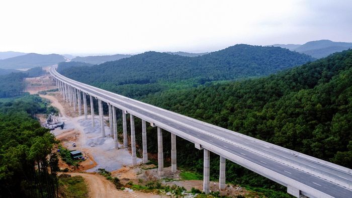  Ông Trương Đức Liên - Phó Tổng Giám đốc Công ty cổ phần Đầu tư Phúc Thành Hưng, doanh nghiệp thi công Dự án cao tốc Diễn Châu - Bãi Vọt cho biết: Lễ thông xe sẽ được tổ chức vào chiều mai (28/4), sau lễ thông xe, các phương tiện có thể di chuyển trên cao tốc từ ngày 29/4. Ảnh: P.V 