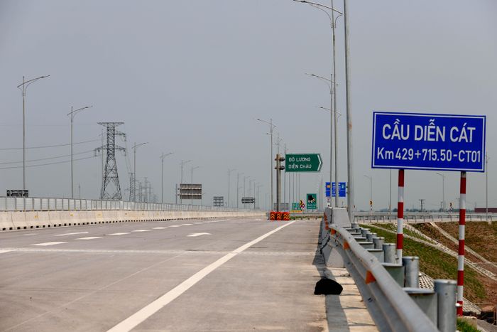  Tại các nút giao với cao tốc đều có biển báo để hướng dẫn phương tiện lưu thông đúng hướng. Ảnh: P.V 