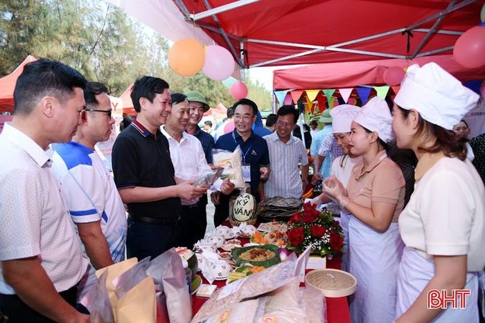  Các sản phẩm OCOP, sản phẩm chủ lực của địa phương như: nước mắm Phú Khương; giò chả, xúc xích Lý Vượng; cá mờm rim Đỉnh Biện; mật ong hương rừng Kỳ Lạc; gạo hữu cơ của xã Kỳ Khang... đã được giới thiệu đến đông đảo cộng đồng, du khách và những người yêu thích ẩm thực. Ảnh: Đội xã Kỳ Văn giới thiệu các loại gạo, xôi... 