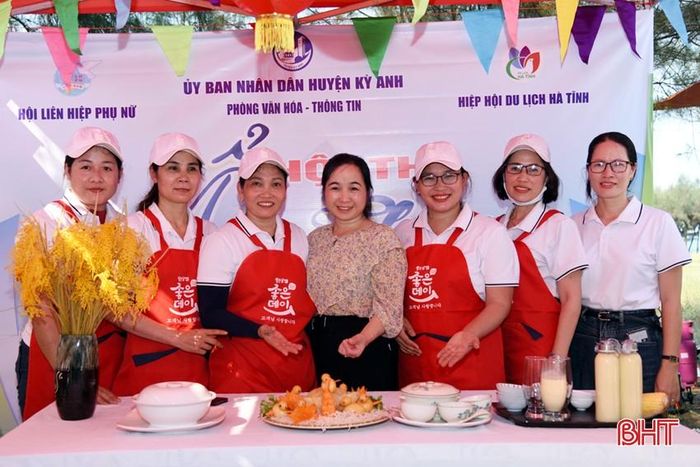  Thông qua hội thi, các địa phương đã giới thiệu và quảng bá văn hóa ẩm thực, hương vị các món ăn đặc trưng của Kỳ Anh như: các món ăn chế biến từ hải sản, xôi, cá mát… Ảnh: Đội xã Kỳ Phong giới thiệu các món ăn của địa phương. 