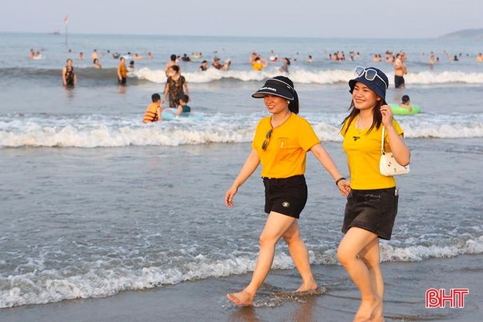 Không chỉ người dân trong tỉnh, nhiều du khách từ Hà Nội, Nghệ An cũng đã chọn biển Lộc Hà cho kỳ nghỉ lễ 30/4 và 1/5. Chị Nguyễn Thị Trà (Yên Thành, Nghệ An) cho biết: "Lần đầu tiên về với biển Lộc Hà, tôi rất ấn tượng bởi vẻ hoang sơ ở đây. Bãi biển đẹp, nông và làn nước trong xanh, chúng tôi có những giây phút thư giãn tuyệt vời".