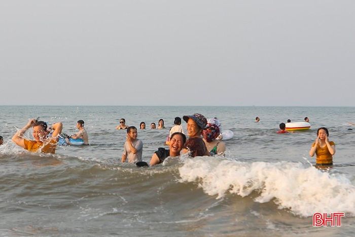 Du khách thỏa sức hòa mình vào dòng nước trong xanh giải nhiệt sau một ngày nắng nóng oi bức.