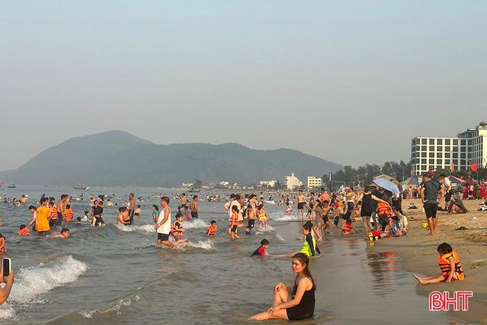 Bãi biển Thiên Cầm "kín" người hòa vào dòng nước mát giải nhiệt.