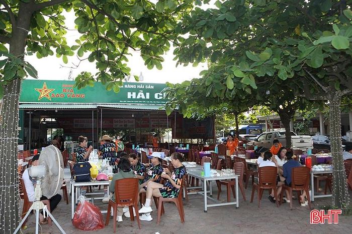 Cùng với tắm biển, du khách cũng đến biển Lộc Hà để thưởng thức hải sản. Anh Nguyễn Văn An - chủ nhà hàng Hải Châu cho biết: "Trong chiều 27/4, tất cả 50 bàn ăn của nhà hàng chúng tôi đã được khách đặt trước. 16h chiều, chúng tôi đã phải từ chối nhiều đoàn khách vì không còn chỗ".