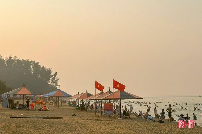Trời càng về chiều, lượng người đổ xuống biển Thiên Cầm càng đông.