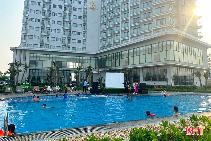 Với cơ sở hạ tầng khang trang, nhiều khách sạn ở Thiên Cầm trang bị hồ bơi hiện đại để du khách thư giãn. Trong ảnh: Hồ bơi của khách sạn Seabird.