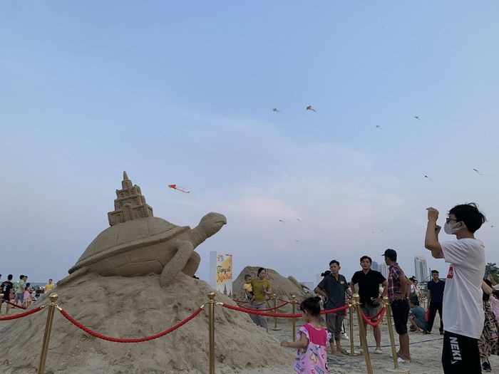 Du khách thích thú với các chương trình tại biển Đà Nẵng. 