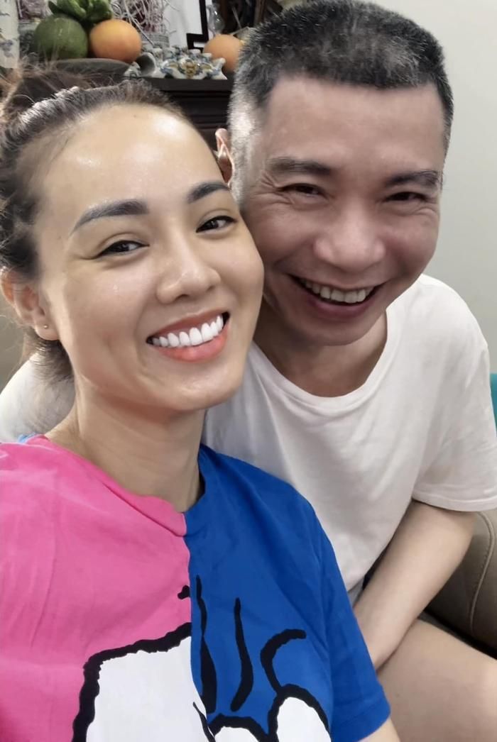 Ngọc Hà luôn "kề vai sát cánh" cùng NSND Công Lý trong quá trình điều trị sau biến cố sức khỏe.