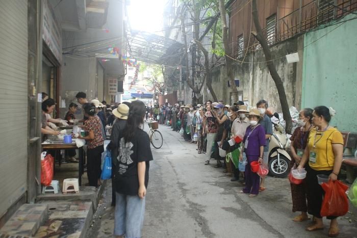 Hàng dài người xếp hàng chờ nhận cơm miễn phí