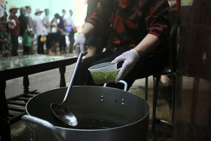 Khu vực nhận canh miễn phí