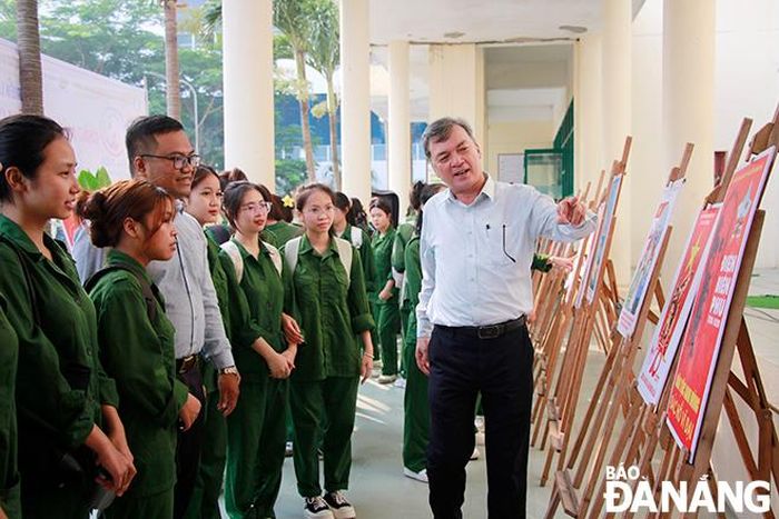 Giảng viên và sinh viên Trường Đại học Sư phạm - Đại học Đà Nẵng tham quan triển lãm. Ảnh: X.D