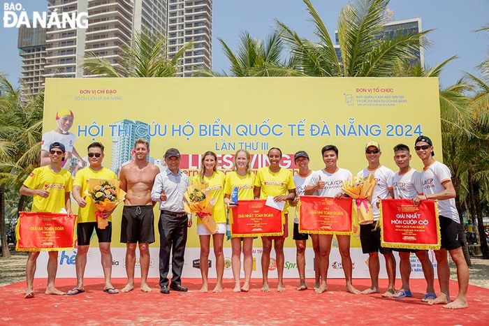 Ban tổ chức trao giải cho các đội đạt thành tích cao nhất. Ảnh: THU HÀ
