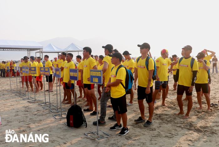 Ngay từ sáng sớm, các đội thi đã có mặt, sẵn sàng cho các nội dung thi đấu. Ảnh: VĂN HOÀNG