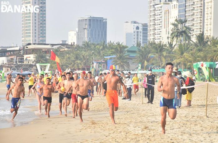 Các vận động viên tham gia tranh tài ở nhiều nội dung khác nhau như chạy tiếp sức. Ảnh: THU HÀ