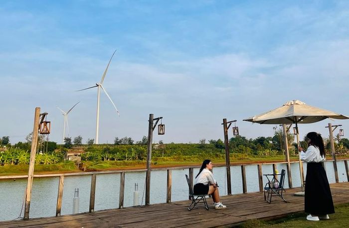 Để thưởng thức cảnh mặt trời lặng lẽ khuất dần phía núi, du khách có thể đến những quán cà phê mộc mạc lưng chừng triền dốc để hàn huyên với những người cùng sở thích.