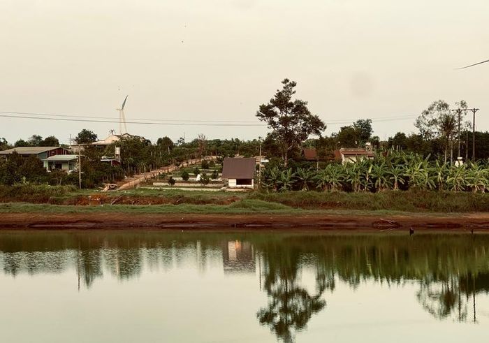 Phía trên triền dốc được trải thảm bởi cỏ dại mượt mà, bên dưới là hồ Ia Mua nước trong xanh ngắt một màu.
