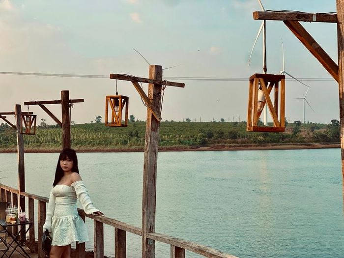 Những ngày nắng nóng đỉnh điểm, hồ Ia Mua vừa là nơi giải nhiệt vừa là điểm ngắm hoàng hôn "rực lửa" sau một ngày chói chang trong nền nhiệt 37-38 độ C.