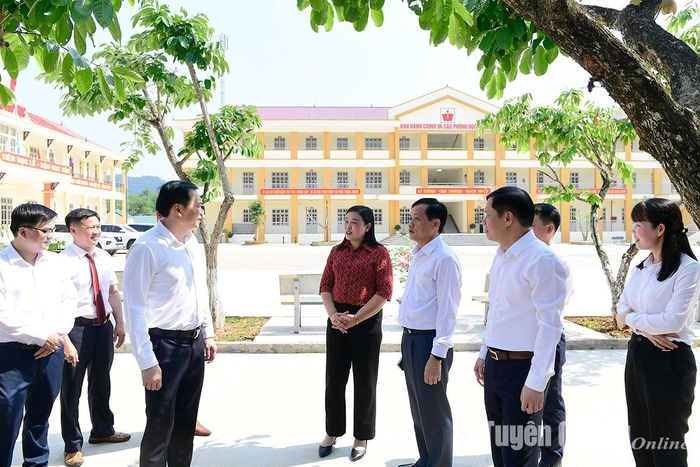 Đồng chí Nguyễn Thế Giang, Ủy viên BCH Đảng bộ tỉnh, Phó Chủ tịch UBND tỉnh cùng các đồng chí lãnh đạo tỉnh, huyện Chiêm Hóa thăm cơ sở vật chất trường Phổ thông Dân tộc bán trú THCS xã Hùng Mỹ.