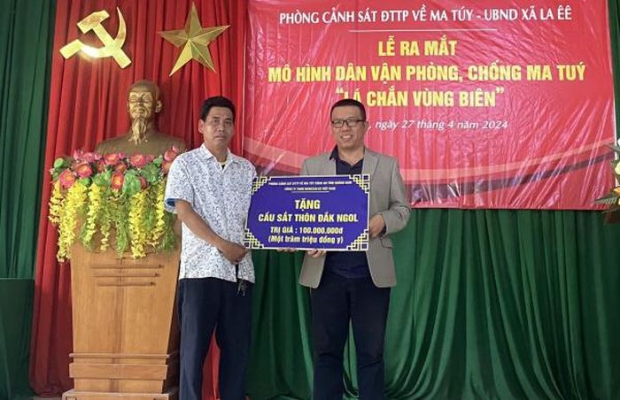 Đại diện nhà tài trợ trao biểu trưng bàn giao cây cầu sắt cho lãnh đạo xã La Êê.