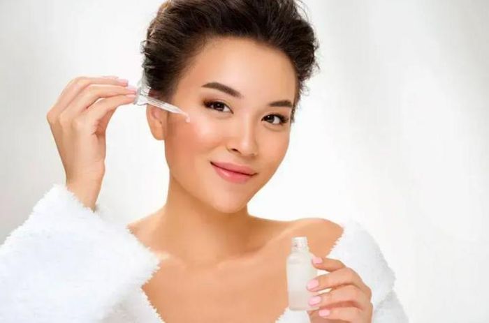 Nếu da bạn đang có mụn thì nên sử dụng kem trị mụn, serum dưỡng da sau khi cân bằng độ ẩm cho da.