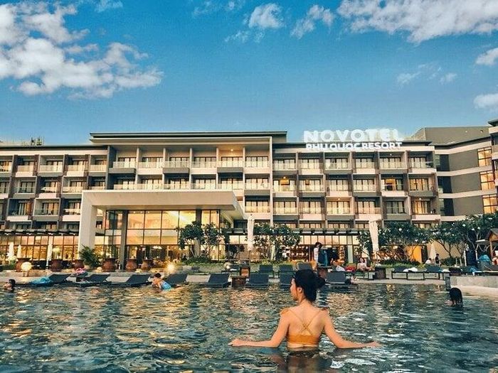 Giá phòng nghỉ khách sạn chiếm một phần chi phí đáng kể trong chuyến du lịch đến Phú Quốc.