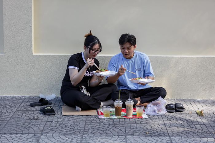  Chọn cho mình một góc ít người qua lại, anh Đức Minh và chị Hồng Nhung thong dong ngắm nhìn đường phố, tận hưởng nắng sớm từ 6 giờ sáng. Thói quen này gắn liền với anh chị từ thời sinh viên, khi những tụ điểm cà phê bệt đầu tiên vừa xuất hiện. “6 năm nay, mình đều tranh thủ đi cà phê bệt 2-3 ngày/ tuần. Khi các quán bắt đầu đông người thì mình ra về vì mình luôn thích sự yên tĩnh”, anh Minh cho biết. 
