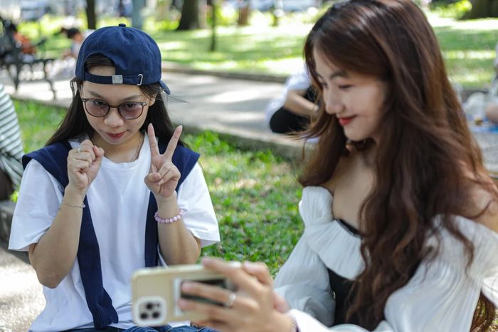  Nhiều bạn trẻ tranh thủ nghỉ lễ, dậy sớm, nhâm nhi ly cà phê để tận hưởng buổi sáng nắng chưa gay gắt. Từ lâu, cà phê bệt là một phần trong văn hóa của người dân TP.HCM. 
