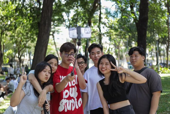  Công viên 30/4 gần như là điểm cà phê bệt đông đúc nhất. Ở đây, mỗi nhóm bạn thường ngồi túm tụm với chiếc bạt đơn giản. Một vài cặp đôi không muốn ngồi bệt có thể chọn các băng ghế. Hầu hết đều hào hứng bên ly cà phê size lớn. Khoảng 9-10h, trời hửng nắng nóng hơn nhưng công viên vẫn mát mẻ 