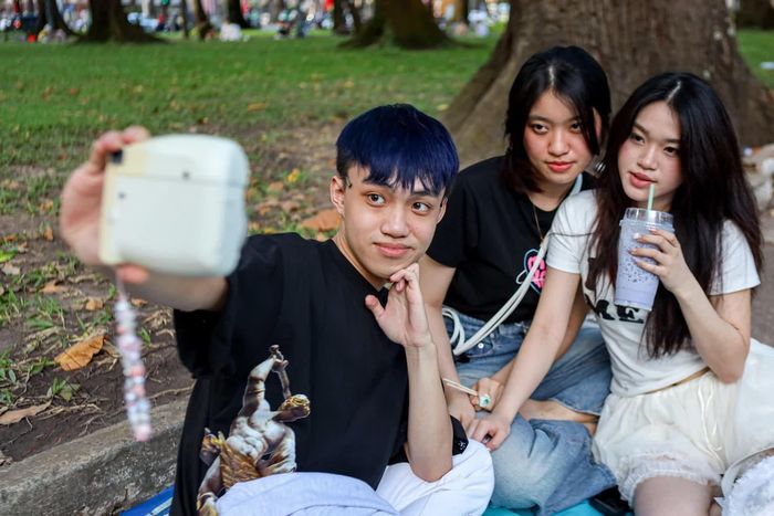  Lịch trình đầu tiên trong kỳ nghỉ tại Việt Nam của Thúy Nga (20 tuổi) chính là trải nghiệm cà phê bệt cùng bạn bè. Đáp chuyến bay từ Canada lúc 5h30 sáng, nữ du học sinh tranh thủ make up, lên đồ để có những bức ảnh xinh xắn. “Từ vị trí ngồi của mình có thể ngắm nhìn bao quát đường phố, cảm giác rất chill và giá thành lại rẻ”, Nga chia sẻ. 