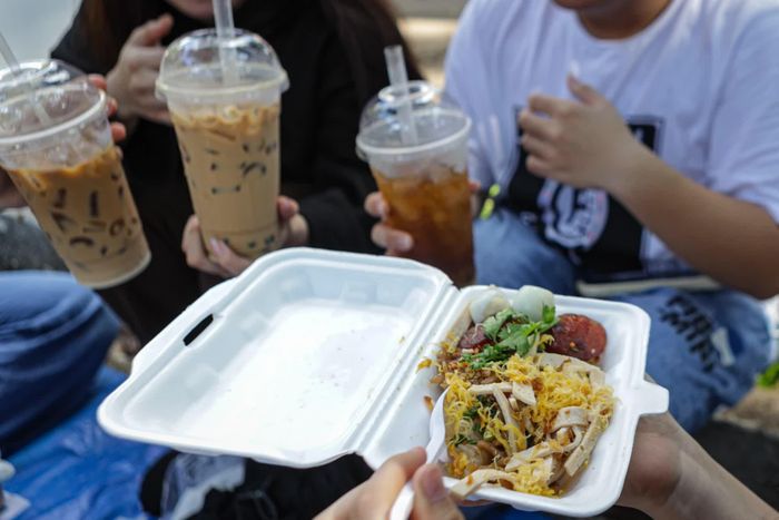  Cà phê ăn cùng với xôi, bánh mì tạo nên bữa sáng đậm chất TP.HCM. 