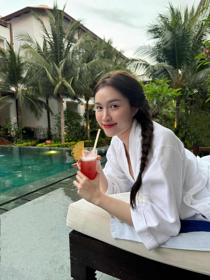  Dịp lễ 30/4 - 1/5, MC Thanh Thanh Huyền chọn một resort yên tĩnh để nghỉ ngơi, đọc sách. "Đây là thời điểm thích hợp nhất để đi nạp lại nguồn năng lượng đã mất sau những tháng ngày làm việc chăm chỉ", người đẹp chia sẻ trên trang cá nhân. 