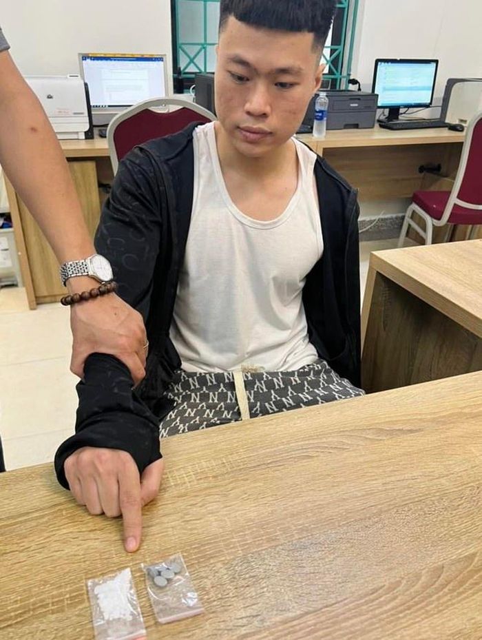 Đối tượng Hùng và tang vật.