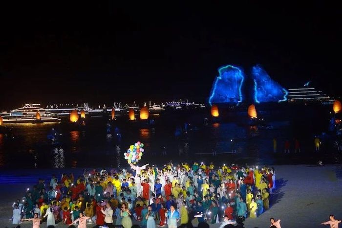 Carnaval Hạ Long 2024 có sự tham gia của hàng nghìn ca sĩ, nhạc công, các nghệ nhân vùng Đông bắc, các diễn viên không chuyên, các đoàn nghệ thuật trong nước và quốc tế tham gia biểu diễn.