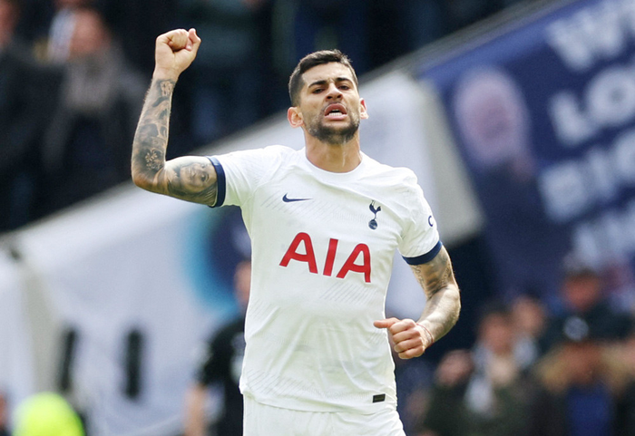  Romero rút ngắn tỷ số xuống 1-3 cho Tottenham. Ảnh: Reuters