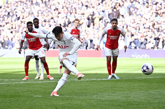  Son Heung-min ghi bàn trên chấm penalty. Ảnh: Reuters 