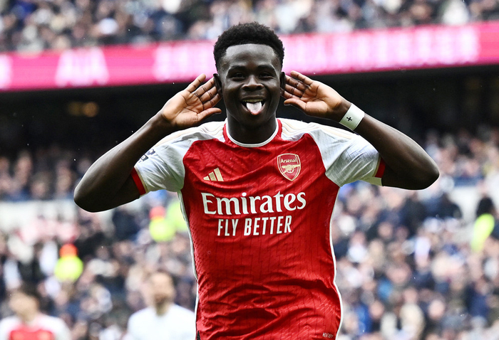  Saka nhân đôi cách biệt cho Arsenal. Ảnh: Reuters 