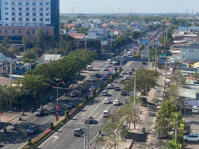  Nhiều phương tiện trên Quốc lộ 51 đổ về hướng Bà Rịa - Vũng Tàu chiều 28-4 